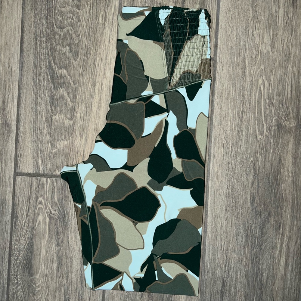Offline by Aerie Leggings | Real me smocked legging | size small | Camo inspired